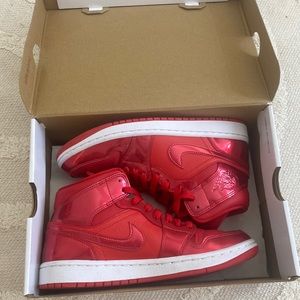 University red air jordan 1 Mid SE